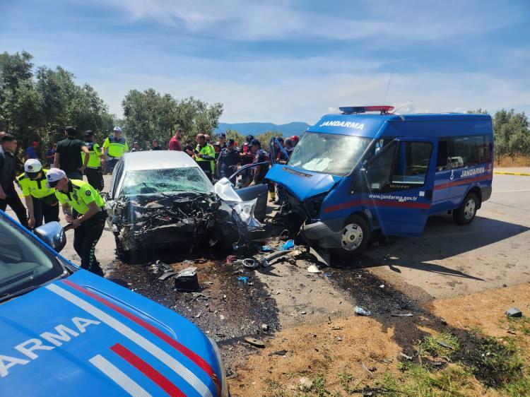<p>Bursa’nın İznik ilçesinde jandarma minibüsü ile otomobilin çarpışması sonucu meydana gelen kazada sürücü Mert Torun (25) yaşamını yitirdi, 2 asker yaralandı.</p>
<p> </p>