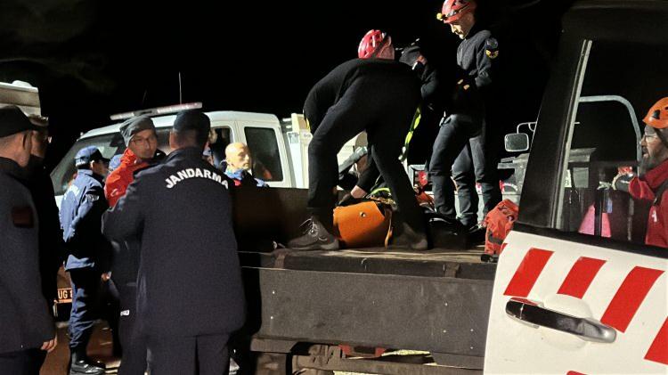 <p>Çanakkale'nin Ayvacık ilçesine bağlı Adatepe köyü Gürleyik Şelalesi yakınlarında dün Çevre, Şehircilik ve İklim Değişikliği İl Müdür Yardımcısı Adil Bartu, beraberindeki grup ile bölgede doğa yürüyüşüne çıktı. Bartu, bir süre sonra gruptan ayrıldı.</p>
<p> </p>