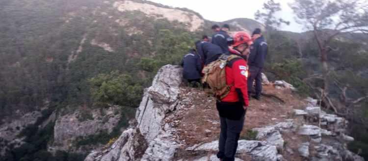 <p>Çevre, Şehircilik ve İklim Değişikliği İl Müdür Yardımcısı Adil Bartu’nun cansız bedenini bölgeden çıkarmak için AFAD, AKUT, UMKE ve jandarma ekipleri tarafından uzun süre çalışma gerçekleştirildi.</p>

<p> </p>

<p>Bartu’nun cansız bedeni, ekipler tarafından önce yaya olarak taşındı. Ardından yolun bir kısmında traktör kasasına alınan Bartu’nun cansız bedeni 6 saat sonra Adatepebaşı köyüne getirildi.</p>

<p> </p>

<p>Bartu’nun cansız bedeni burada bekleyen ambulansa alınarak Ayvacık Devlet Hastanesi’nin morguna götürüldü.</p>

<p> </p>
