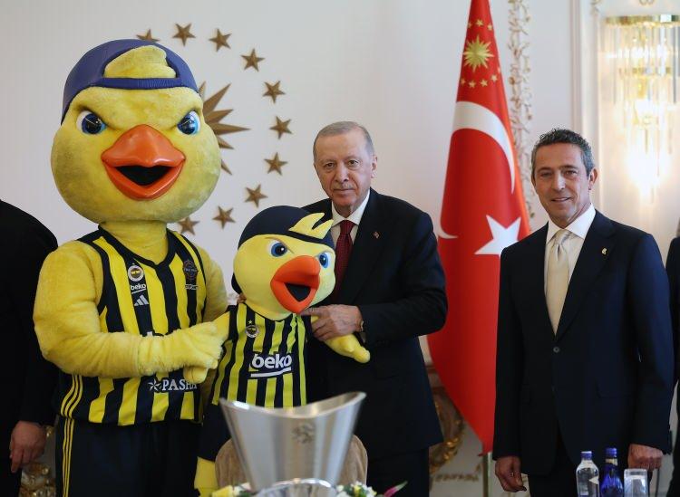 <p>Cumhurbaşkanı Recep Tayyip Erdoğan, THY Avrupa Ligi’nde şampiyon olan Fenerbahçe Beko Erkek Basketbol Takımı oyuncuları ve teknik heyetini kabul etti.</p>
