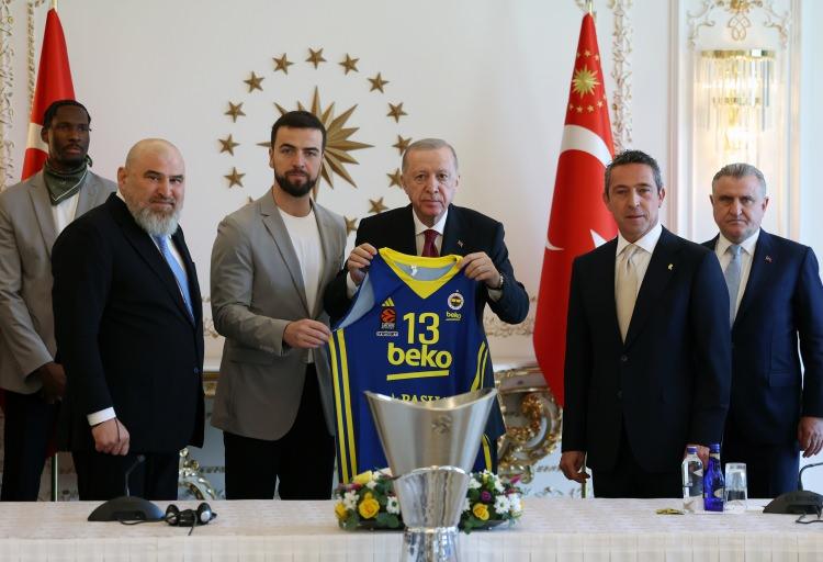 <p>Vahdettin Köşkü'ndeki kabulde, Fenerbahçe Kulübü Başkanı Ali Koç, basketbolcular ve teknik heyeti tebrik eden Cumhurbaşkanı Erdoğan, takımla fotoğraf çektirdi.</p>
