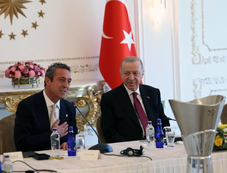 <p>Takım kaptanı Melih Mahmutoğlu, Cumhurbaşkanı Erdoğan'a forma, Fenerbahçe Beko'nun maskotu Yellow ise peluş Yellow hediye etti.</p>