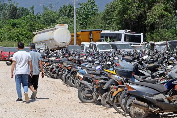 <p>Yağmur, çamur, güneş, toz ve topraktan etkilenen araçların değerinde düşüş yaşandığını ifade eden Topçu,<strong> "Vatandaşın otopark borcu birikiyor, satıştan alacağı paranın bir kısmı otoparka, bir kısmı da avukata ve dosya masraflarına gidiyor. Adamın malı heder oluyor, çöp yapıyoruz" </strong>dedi.</p>