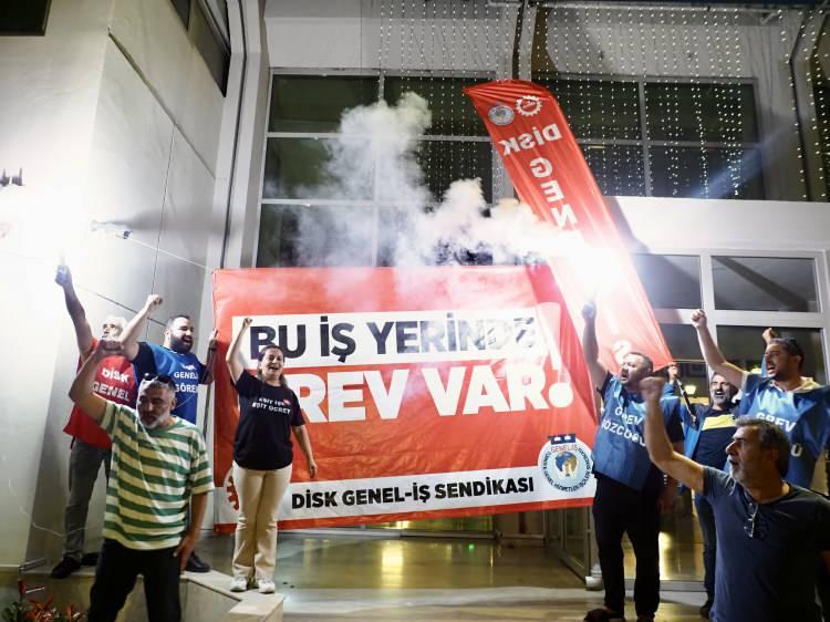 <p>İzmir Büyükşehir Belediyesindeki toplu iş sözleşmesi anlaşmazlığı sebebiyle yaklaşık 23 bin işçi gece yarısından itibaren grev başlattı.</p>