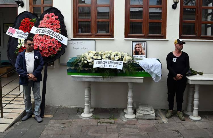 <p>Şimal'in cenaze namazına meslektaşları Murat Dalkılıç ve Derya Uluğ da katıldı.</p>