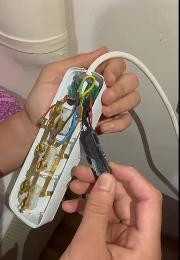 <p>M.A., durumu polise bildirerek şikayetçi oldu. Olayla ilgili olarak araştırma başlatan polis ekipleri, apartın üç dairesindeki yatak ve banyoları görecek şekilde monte edilen üçlü prizlerin içerisine gizli kamera düzeneği yerleştirildiğini belirledi.</p>
<p> </p>