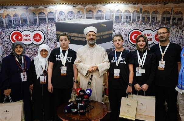 <p>Erbaş, Mekke Din Hizmetleri Ataşeliği'nde, 98 yaşındaki Cennet Köse ile Ömer-Füsun Ödemiş çiftinin 12 yaşındaki ikizleri Ahmet Furkan ve Mehmet Fatih ile buluştu.</p>
<p> </p>