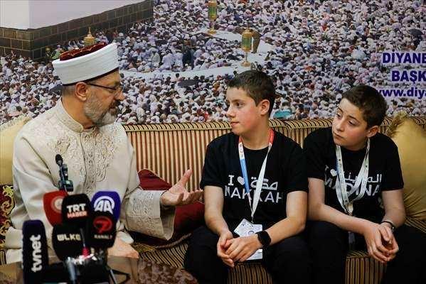 <p>2025 yılının yaşça en küçük ve en büyük hacı adaylarıyla bir araya gelmekten duyduğu memnuniyeti ifade eden Erbaş, bu buluşmaları her hac döneminde yaptıklarını söyledi.</p>
<p> </p>