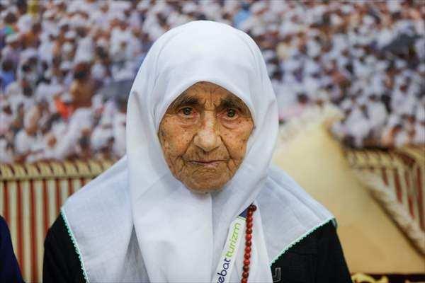 <p><strong>Arafat'ta mahşer provasını yaşayacaksınız. Ömrünüz boyunca yapmış olduğunuz bu haccın etkileri üzerinizde devam edecek. Buralar Kur'an-ı Kerim'in indiği yerler. Nur Dağı Peygamber efendimize ilk vahyin geldiği yer, Hira Mağarası'nı görüp gezeceksiniz, dua edeceksiniz."</strong> diye konuştu.</p>