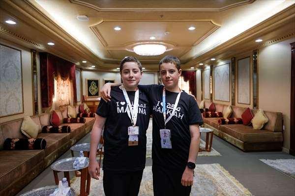 <p>Erbaş, çocukların burada gördüklerini eğitim hayatlarında karşılarına çıktığında içselleştireceğine işaret ederek şunları söyledi:</p>
<p><strong>"Çünkü Kur'an-ı okurken Kur'an'ın ayetlerinin indiği yerlerde bulundunuz, gezdiniz. Arafat'a çıktınız, Peygamber efendimizin veda hutbesini okuduğu yerlerde bulunacaksınız inşallah. Dolayısıyla bütün bunları ömrünüz boyunca değerlendireceksiniz. Allah hayırlı uğurlu eylesin. Şimdiden haccınız makbul olsun inşallah. Anne, babanıza teşekkür ediyorum."</strong></p>