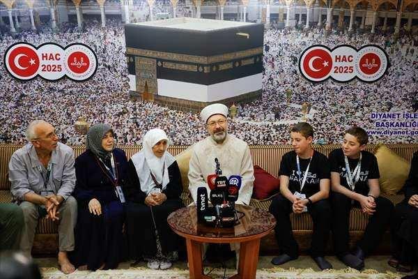<p>98 yaşındaki Cennet Köse'nin bu yaşında sağlık sıhhat içinde hacca geldiğini belirten Erbaş, Köse'nin sağlık içinde ülkeye dönmesi temennisinde bulundu.</p>
<p>Ziyaret anısına Erbaş, Köse ve Ödemiş ailesine seccade hediye etti.</p>