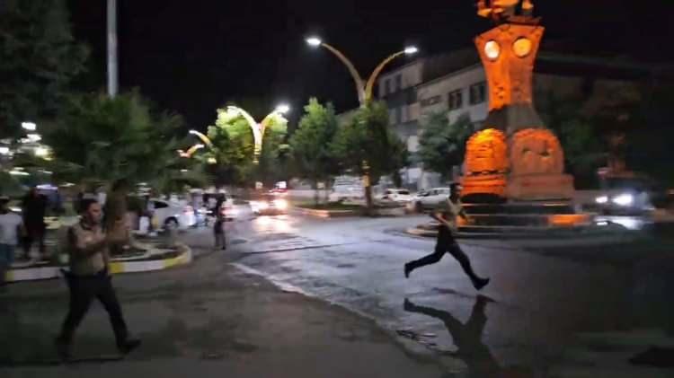 <p>İki grup arasında henüz bilinmeyen nedenle çıkan tartışma, kavgaya dönüştü. </p>