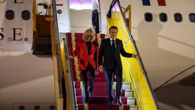 <p>SARAYDAN AÇIKLAMA: RAHATLAMAYA ÇALIŞIYORLARDI</p>

<p> </p>

<p>İlk etapta görüntülerin gerçekliği konusunda net bir açıklama yapmayan Elysee Sarayı, videonun yayılması ve kamuoyundaki tartışmaların büyümesi üzerine pozisyonunu değiştirdi.</p>

<p> </p>

<p>Konuya ilişkin açıklama yapan Cumhurbaşkanı yardımcıları, eşlerin önemli bir diplomatik görüşme öncesi rahatlamaya çalıştıklarını dile getirdi.</p>
