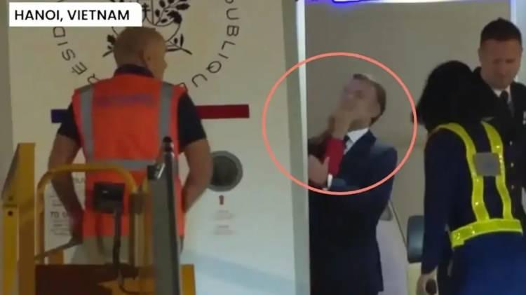 <p>Tartışma sırasında Brigitte, Macron'a sert bir tokat attı.</p>