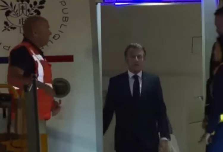 <p>BOZUNTUYA VERMEDİ</p>
<p> </p>
<p>Kameralar tarafından görüntülendikleri için bir tepki vermeyen Macron, o anları kaydeden gazetecilere selam verdi.</p>
<p> </p>
<p>Durumu fark ettirmemek için kendisini tokatlayan eşine koluna girmesini teklif eden Macron'un bu teklifi de havada kaldı.</p>