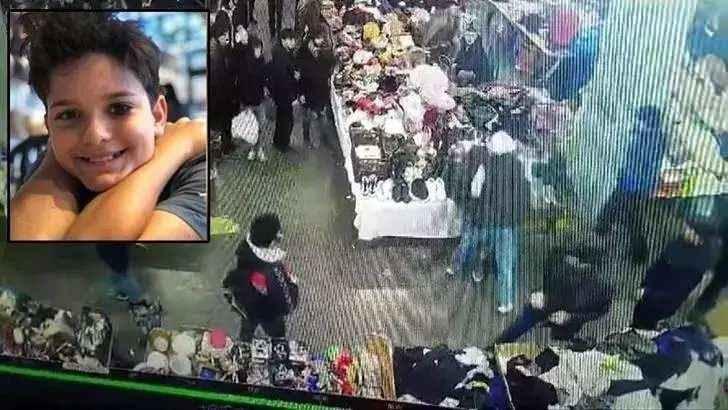 <p>Ahmet Mattia Minguzzi’nin cinayetine ilişkin davanın ilk duruşması, İstanbul Anadolu 2. Çocuk Ağır Ceza Mahkemesi’nde görülmüştü. Minguzzi ailesinin avukatı Dr. Rezan Epözdemir duruşma günü gerçekleşen çirkin saldıryı sosyal medyadan paylaşmıştı.</p>