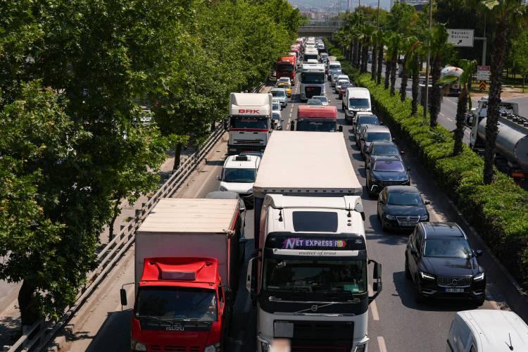 <p>Otobüslerde yaşanan sıkıntı nedeniyle Karşıyaka ilçesindeki Bostanlı Vapur İskelesi'ne araçlarıyla gelmek durumunda kalan vatandaşlar, buradaki otoparkta yoğunluğa neden oldu.</p>

<p> </p>
