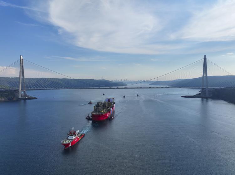 <p>Böylece Türkiye'deki yaklaşık 8 milyon hanenin doğal gaz ihtiyacı, Karadeniz'den karşılanmış olacak. Platform, belirlenen lokasyonda 20 yıl boyunca görev yapacak.</p>
