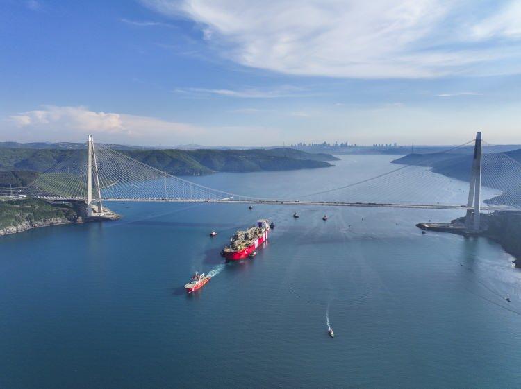 <p>Osman Gazi Yüzer Üretim Platformu, 26 Eylül 2024'te Çanakkale'de bulunan tersanede yenileme faaliyetleri kapsamında kuru havuza alınmıştı.</p>
