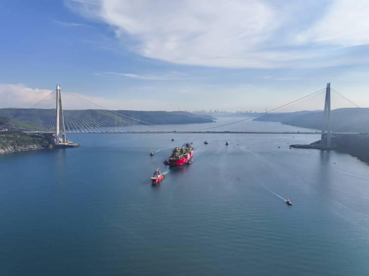<p>Tersanedeki faaliyetlerin 27 Mayıs'ta tamamlanmasıyla kuru havuzdan çıkarılan platform, 29 Mayıs'ta İstanbul'un fethinin 572. yıl dönümünde Boğaz'dan geçmişti.</p>
