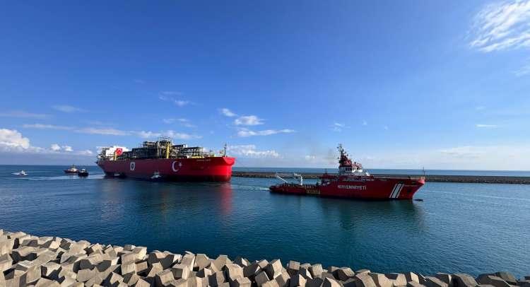 <p>İlk yüzer doğal gaz üretim platformu Osman Gazi'yi karşılamak için Vali Osman Hacıbektaşoğlu, AK Parti Zonguldak milletvekilleri Ahmet Çolakoğlu ve Muammer Avcı, AK Parti İl Başkanı Mustafa Çağlayan ile Türkiye Petrolleri Anonim Ortaklığının (TPAO) iştiraki TP-OTC Yönetim Kurulu Üyesi ve Genel Müdürü Cem Erdem ile diğer ilgililer alana geldi.</p>
