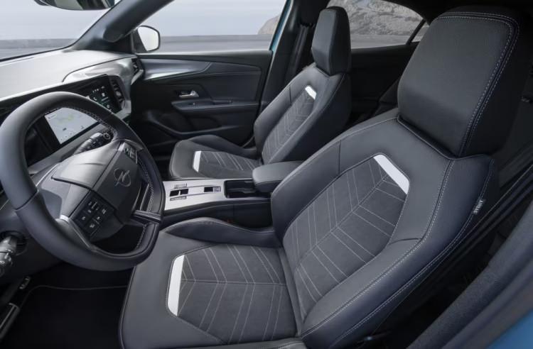 <p>Modelin prototipi, Eindhoven kentinin ev sahipliği yaptığı ADAC Opel Elektrikli Ralli Kupası'nın son ayağı ELE Rallisi kapsamında sergilendi. Opel Motor Sporları servis parkını ziyaret edenler, Hollanda'da ilk kez bir rallide yer alan Mokka GSE Rally'nin prototipini yakından inceleme fırsatı buldu.</p>