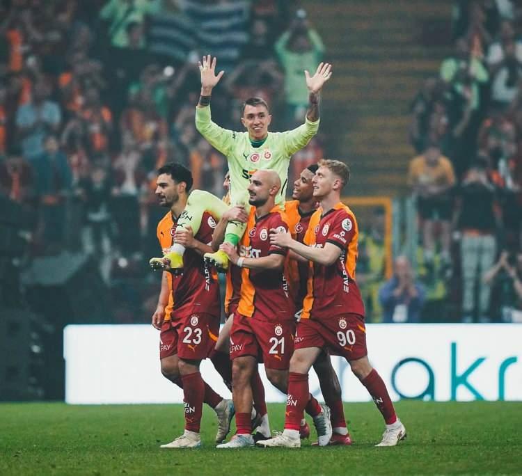 <p>Muslera'yı takım arkadaşları omuzlarına alarak saha kenarına getirdi.</p>