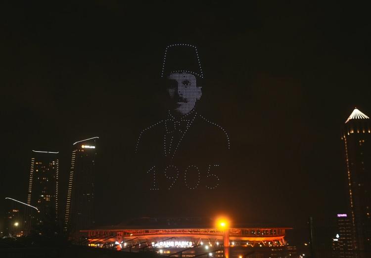 <p>Galatasaray, Başakşehir maçının ardından stadyumun üstünde dronlarla gösteri yaptı.</p>
