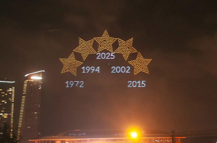 <p>Trendyol Süper Lig’in 38. ve son haftasında şampiyon Galatasaray, sahasındaki Başakşehir karşılaşmasıyla sezonu tamamladı. Geçen hafta yapılan şampiyonluk kutlamaları maçın ardından stadyumda da devam etti. Özellikle dron gösterileri kutlamalara damga vurdu.</p>