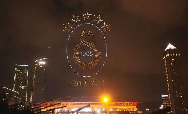 <p>Dronlarla Şampiyonlar Ligi logosu, Ali Sami Yen, 5 yıldız ve onların alındığı tarihler, Fernando Muslera, Dries Mertens, Victor Osimhen’in Antalyaspor maçındaki röveşatası ve maskesi, Okan Buruk, 25 yazılı 5 yıldızlı logo ve 5 yıldızlı Galatasaray logosunun görselleri yapıldı.</p>