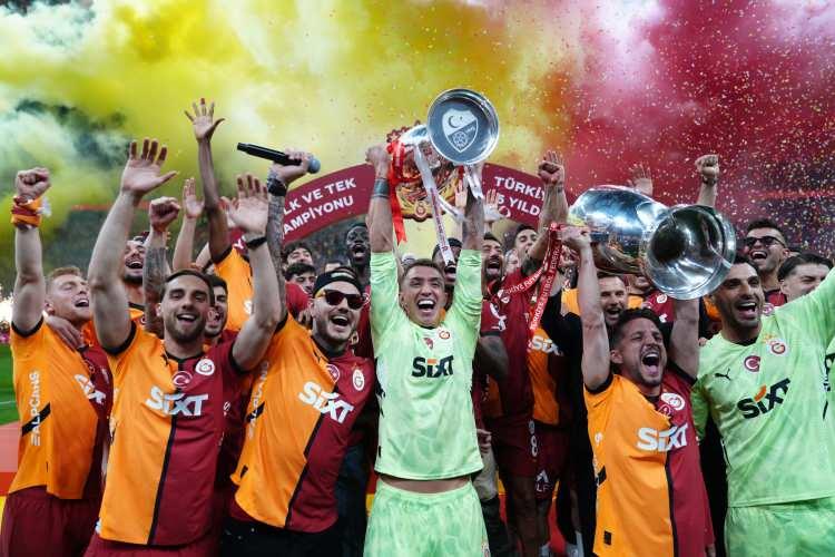 <p>Trendyol Süper Lig'de üst üste 3, toplamda 25. şampiyonluğa ulaşan Galatasaray, RAMS Park'ta kutlama gerçekleştirdi.</p>