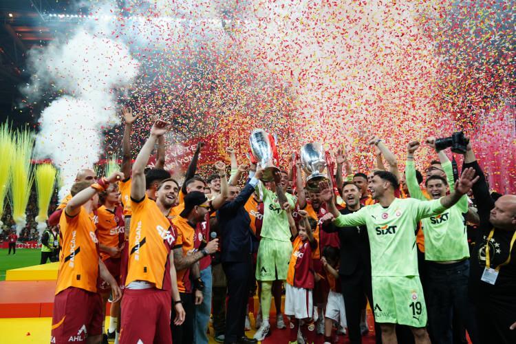 <p>Sırasıyla kulüp başkanı Dursun Özbek, Sportif AŞ yöneticileri, teknik ve idari ekip platforma geldi. Ardından teknik direktör Okan Buruk ve futbolcular seçtikleri şarkılarla platforma yürüdü.</p>