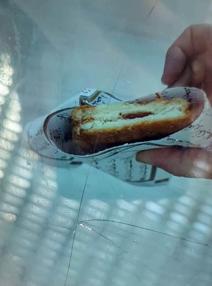 <p>Okulda görev yapan kantinci, Kur'an-ı Kerim sayfalarını tost kağıdı yaptı.</p>
