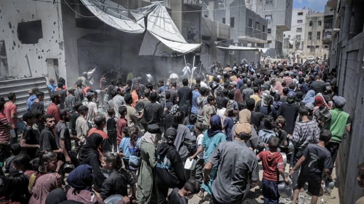 <p>İsrail’in Gazze’ye yönelik aylardır süren yoğun bombardımanlarında on binlerce sivil hayatını kaybetti, yüz binlercesi ise yerinden edildi.</p>
<p></p>
