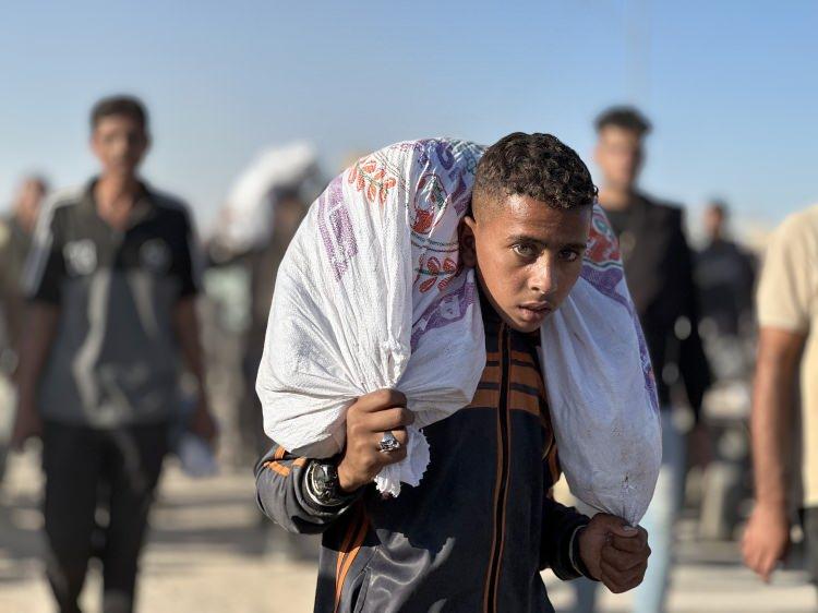 <p>Turks in Britain'de yer alan habere göre, aralarında şarkıcı Dua Lipa, oyuncu Benedict Cumberbatch, eski futbolcu ve televizyon yorumcusu Gary Lineker ile şarkıcı Annie Lennox'un da bulunduğu 300'den fazla ünlü, İngiltere hükümetine açık mektup yazdı.</p>