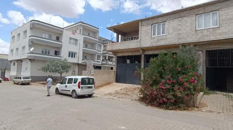 <p><span style="color:#A52A2A"><strong>ANNE, BABA VE İKİ KARDEŞ GÖZLATINA ALINDI  </strong></span></p>

<p>Soruşturmanın ardından maktulün katil zanlısı olarak anne Tülay S. ve baba Ümmet S. ile kardeşleri M.S. ve S.S. gözaltına alındı.</p>

