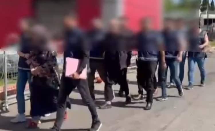 <p>Gaziantep'te evde boğularak öldürülmüş halde bulunan 3 çocuk annesi <strong>Asiye Baytap'ın (25)</strong> katil zanlısı olarak aile üyeleri gözaltına alındı.<strong> </strong><strong>Kan donduran cinayette baş şüphelinin anne olduğu öğrenildi. </strong></p>