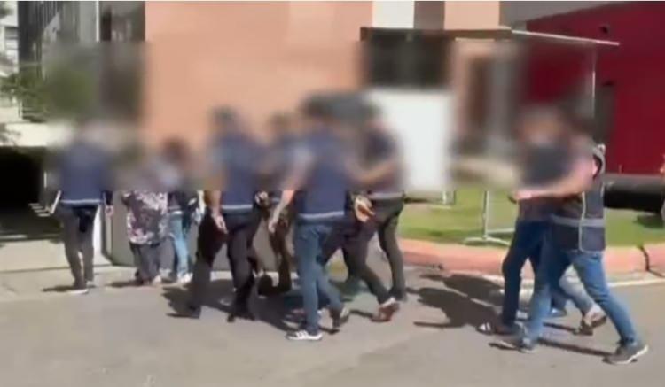 <p>Gözaltında cinayet büro amirliği ekiplerince çapraz sorguya alınan aile üyeleri, cinayeti yaşanan aile içi kavga sonrası işlediklerini itiraf etti.</p>
