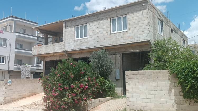 <p>İddiaya göre, evinde 3 çocuğu ile yaşayan ve bir okulda temizlik görevlisi olarak çalıştığı öğrenilen Asiye Baytap (25), sabah saatlerinde yakınları tarafından evde hareketsiz halde bulundu.</p>

