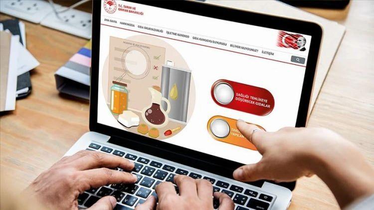 <p>Tarım ve Orman Bakanlığı, sağlıksız ve sahte gıdaların ifşasına devam ediyor. Denetimler sonucu taklit ve tağşiş yapıldığı belirlenen yeni ürünler kamuoyuyla paylaşıldı.</p>