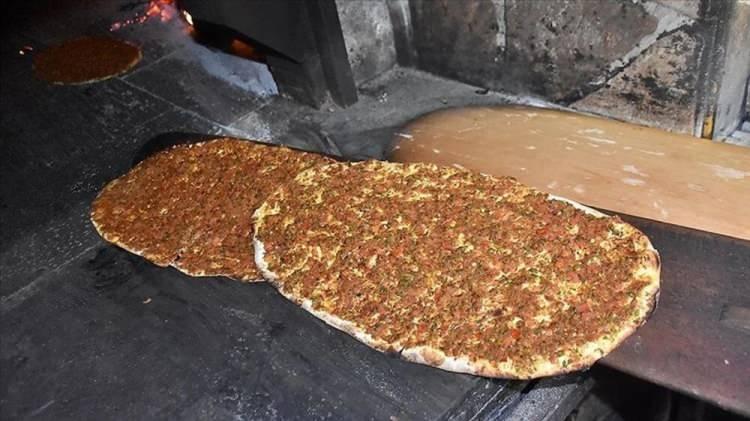 <p>Güncellenen listede boya katılmış yağlar, kanatlı eti karıştırılmış lahmacunlar, içeriği değiştirilmiş yoğurt ve börekler dikkat çekti.</p>
<p> </p>