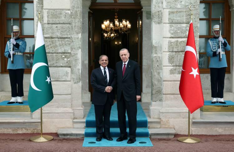 <p>Gazete, Başkan Erdoğan'ın İslami kimliğinin Katar, Somali, Pakistan gibi ülkelerle kurulan güçlü ilişkileri de şekillendirdiğini, bu ülkelerde askeri üsler ve savunma iş birlikleri kurulduğunu aktardı.</p>
<p> </p>