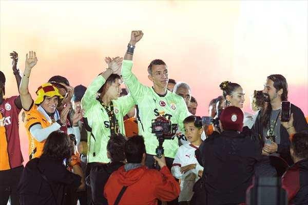 <p>Son olarak da Galatasaray Başkanı Dursun Özbek ile yönetim kurulu üyeleri sahneye geldi.</p>