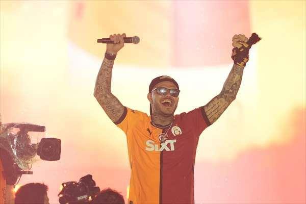 <p>Galatasaray'ın Arjantinli futbolcusu Mauro Icardi, kutlamalarda kendisiyle özdeşleşen şarkıcı Simge'nin 'Aşkın olayım' şarkısı ve pelerin giyerek sahneye geldi. Sevgilisiyle sahneye çıkan Icardi'ye taraftar yoğun ilgi gösterdi. 'Şampiyon Cimbom' tezahüratları yapan Mauro Icardi, taraftarlara da üçlü çektirdi.</p>