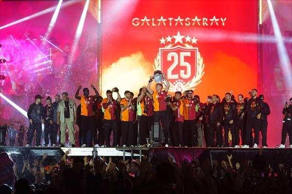 <p>Şampiyon Galatasaray kupasını aldı</p>