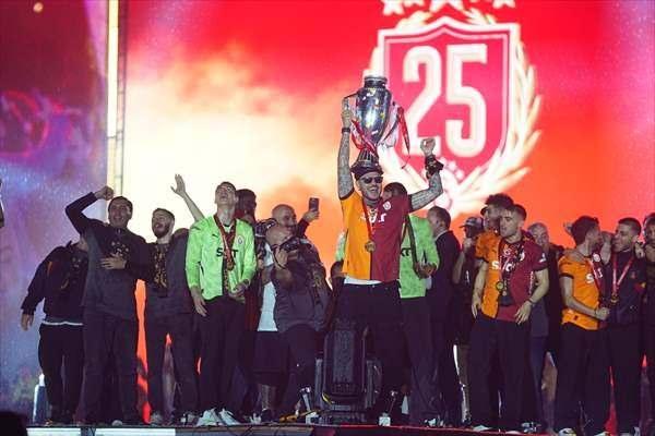 <p>Futbolcuların sahneye çıkmasından ardından kupa ve madalya takdim törenine geçildi.</p>