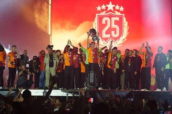 <p>Şampiyonluk kupası alana bir arabanın üzerinde ve 5 yıldız platformda geldi.</p>