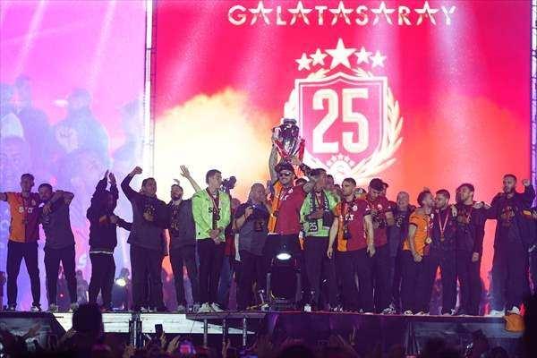 <p>Türkiye Futbol Federasyonu 1. Başkan Vekili, İcra Kurulu Üyesi, A Milli Takım ve Süper Lig'den Sorumlu Yönetim Kurulu Üyesi Mecnun Otyakmaz, 2. Başkan Vekili, İcra Kurulu Üyesi, Hukuk, İdari ve Mali İşlerden Sorumlu Yönetim Kurulu Üyesi Fuat Göktaş ve 1. Lig Kulüplerinden Sorumlu Yönetim Kurulu Üyesi Zafer Bahadır Saraç madalya ve kupayı verdi.</p>