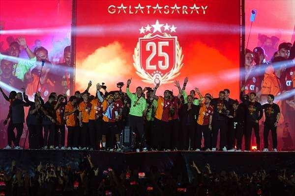 <p>Son olarak ise bütün takım, son dönemin popüler şarkısı 'Pode sentar' ile eğlendi.</p>