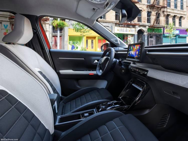<p>Citroen e-C3 modeli, 17 inçlik çelik jantlar, LED ön farlar ve keskin hatlara sahip hoş bir tasarımla geliyor.</p>